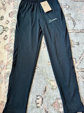 Nike boy’s athletic track pants with side zip on hem, size M